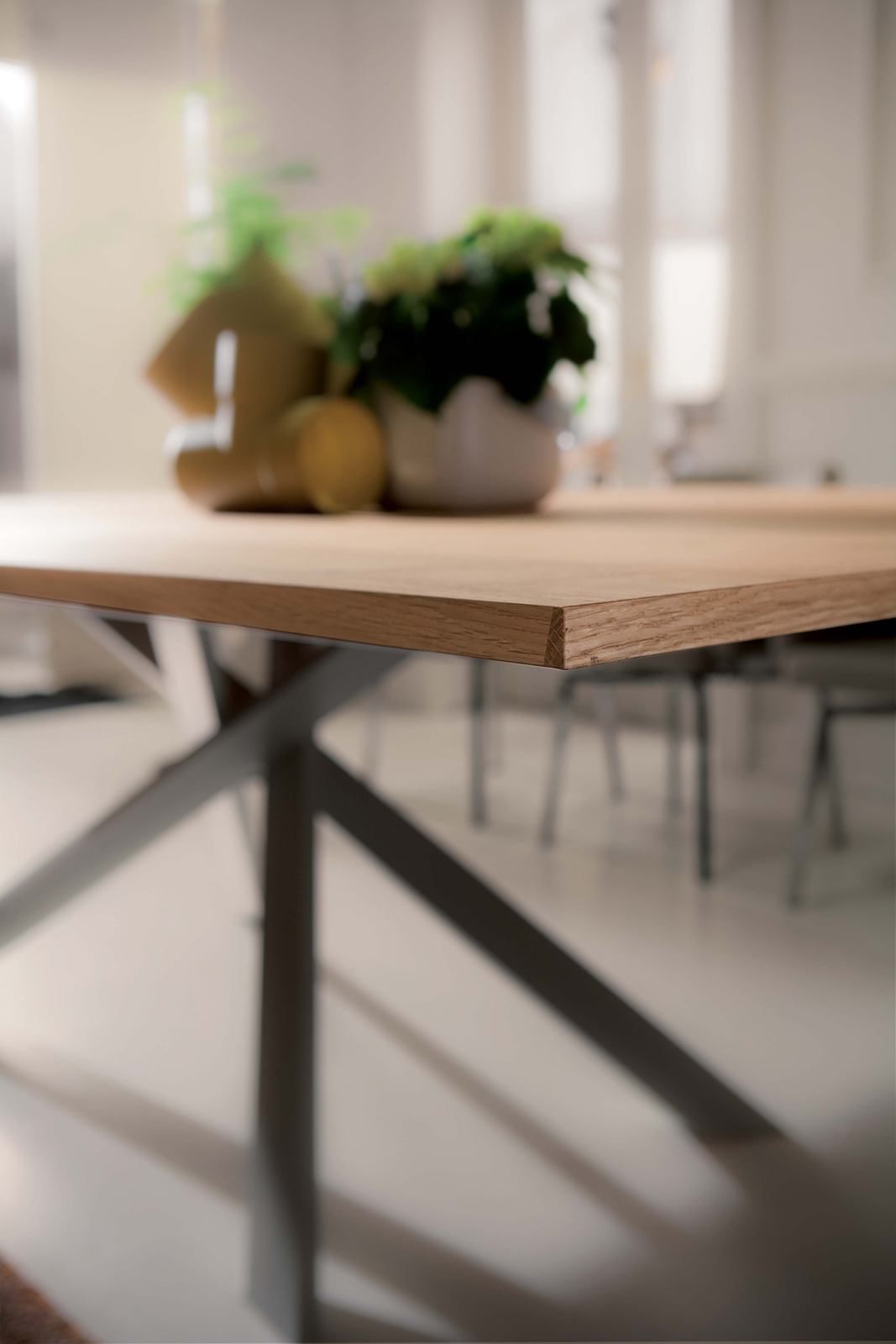 Dettaglio del piano in legno del tavolo mod. 4x4