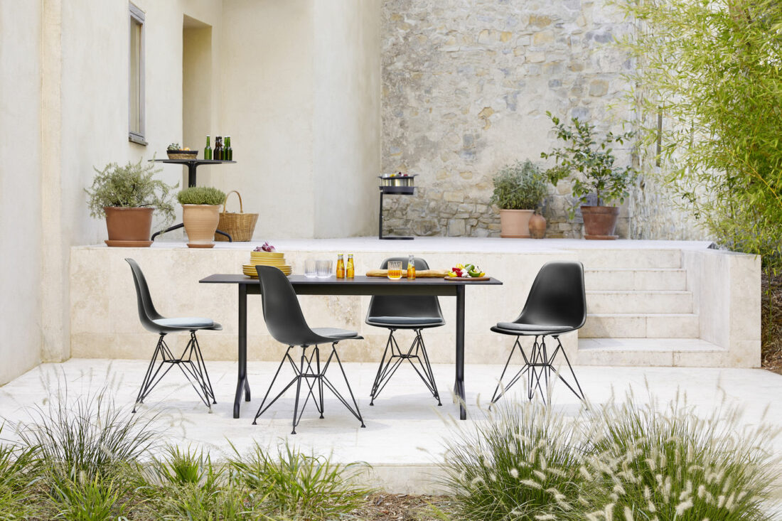 Outdoor Stühle mod. EAMES PLASTIC DSR und Tisch mod. BELLEVILLE