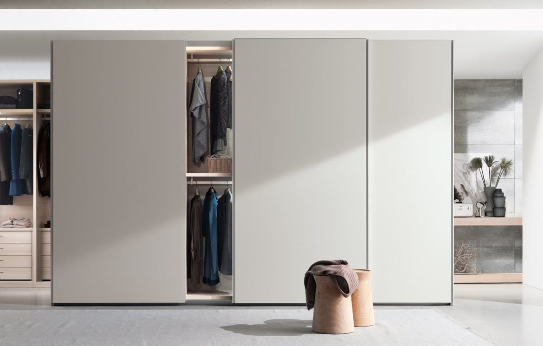 sliding door wardrobe NEW ENTRY by Poliform in lacquer opaque