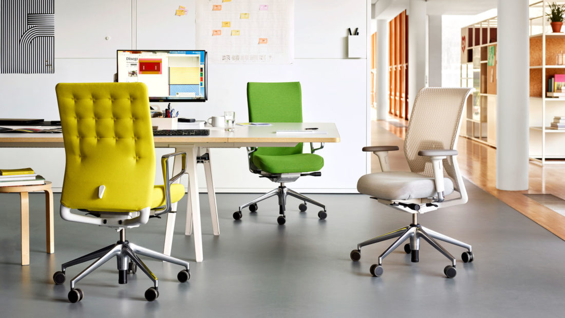 ampio assortimento di sedie da ufficio e scrivanie